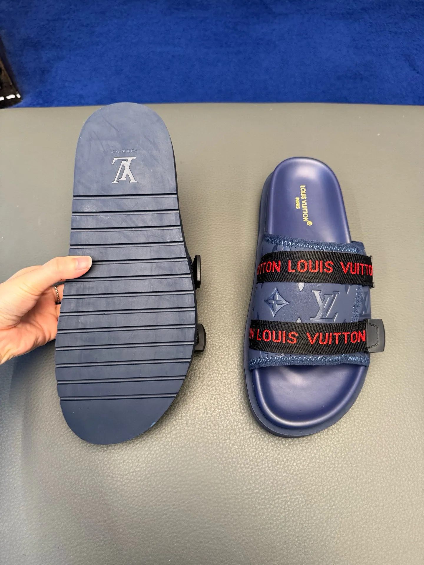 [L Home] P: 340💰Size: 38-45 Top purchasing lv men's summer slippers, classic presbyopia with soft real leather lining, unique color splicing effect, distinctive personality, fashionable and trendy essential style, light and comfortable. Lightweight and tough rubber insole, micro ridged foam outsole, super comfortable!